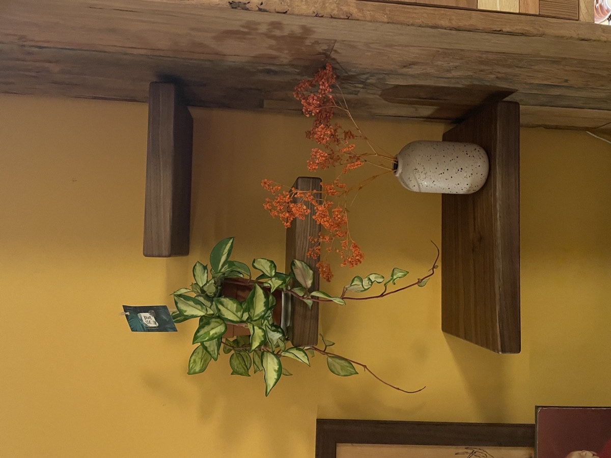 Detail van de houtstructuur en afwerking van de zwevende legplanken